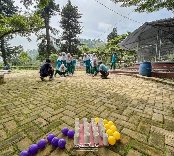 Kegiatan outbound edukatif siswa di Bukit Hambalang