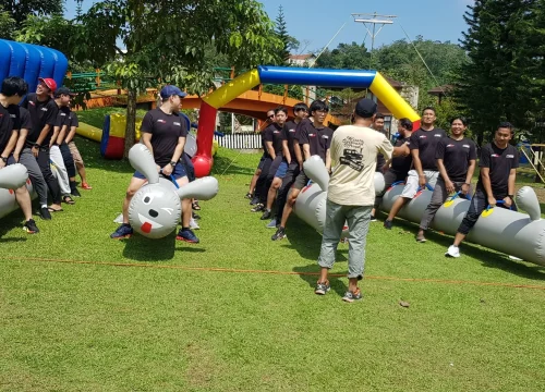 Team Building Asik dengan Inflatable Balloon: Dijamin Solid! di Bukit Hambalang Sentul